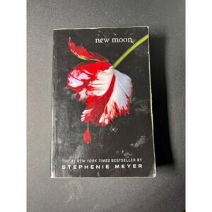 New Moon Twilight Saga Stephenie Meyer Paperback Vampire Romance Book